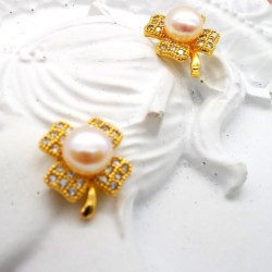 Clover White Pearl Stud Earrings