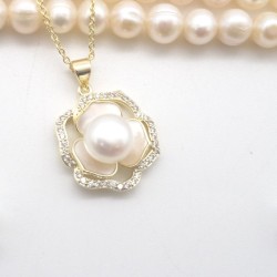 Diamond-Edge Fritillary Camellia Freshwater Flat Pearl Pendant Necklace