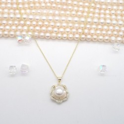 Diamond-Edge Fritillary Camellia Freshwater Flat Pearl Pendant Necklace